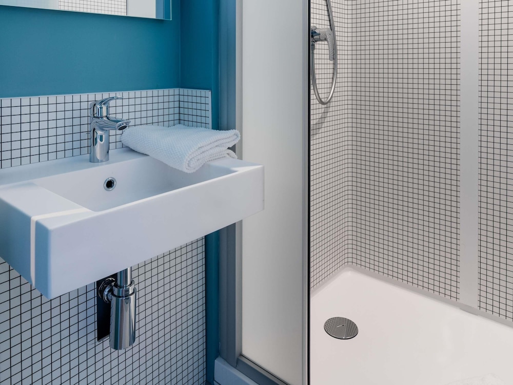 Habitación Doble con cama grande del hotel Ibis Budget Rennes Route De Saint Malo. Foto 6