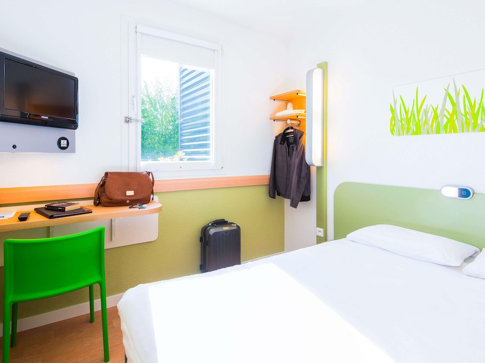 Habitación Doble con cama grande del hotel Ibis Budget Rennes Route De Saint Malo. Foto 7