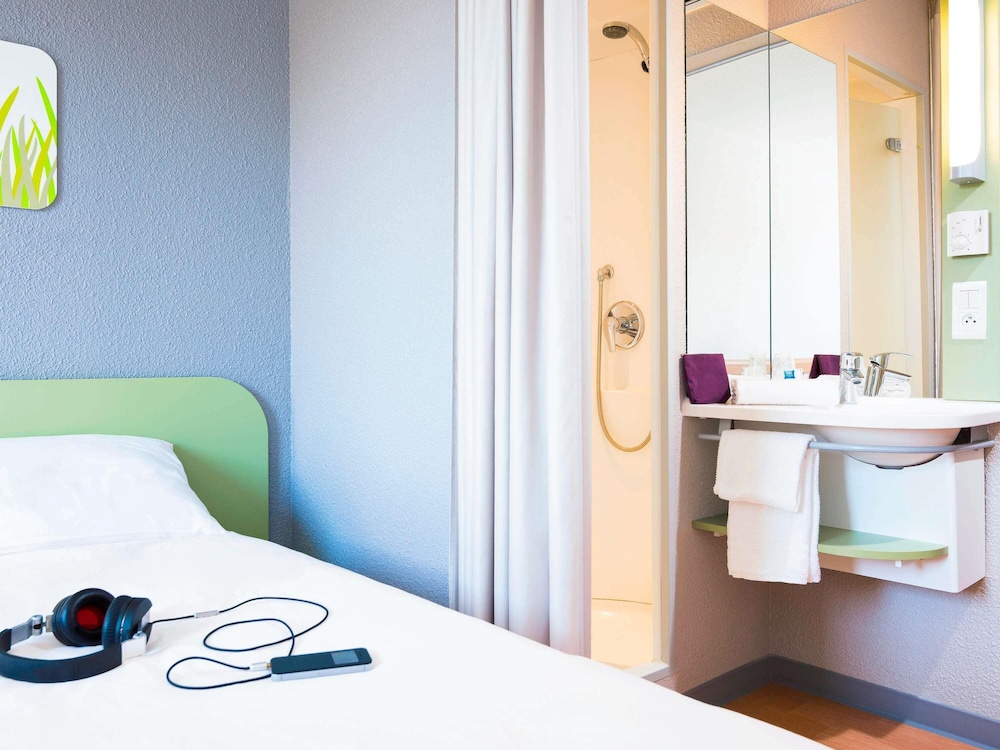 Habitación Doble con cama grande del hotel Ibis Budget Rennes Route De Saint Malo. Foto 8