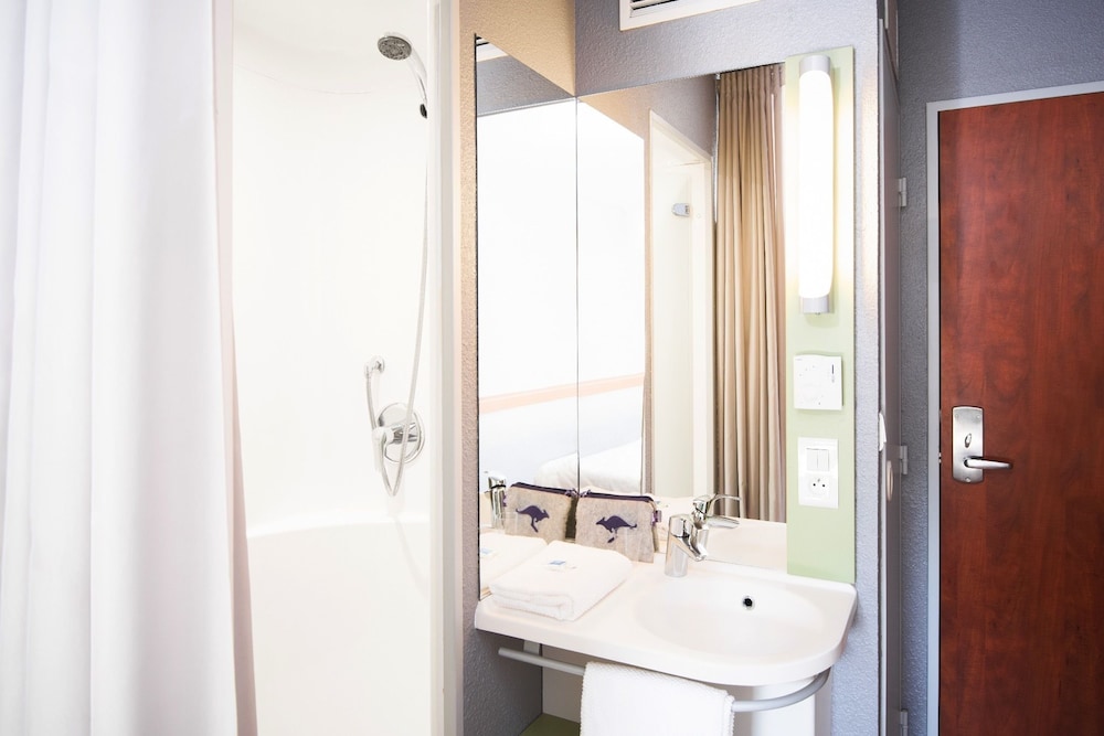 Habitación Doble con cama grande del hotel Ibis Budget Rennes Route De Saint Malo. Foto 9