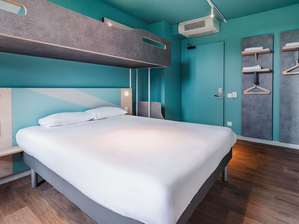 Habitación triple con cama grande y litera del hotel Ibis Budget Rennes Route De Saint Malo