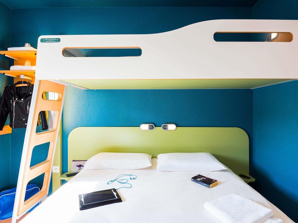 Habitación triple con cama grande y litera del hotel Ibis Budget Rennes Route De Saint Malo. Foto 3