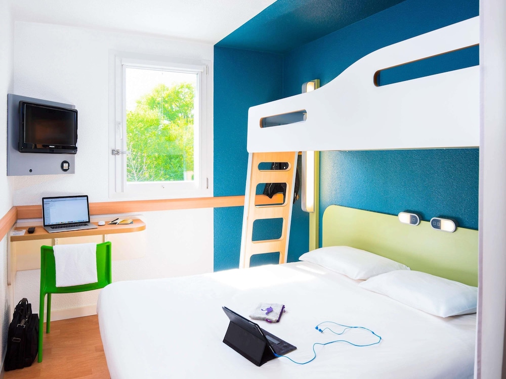Habitación triple con cama grande y litera del hotel Ibis Budget Rennes Route De Saint Malo. Foto 4