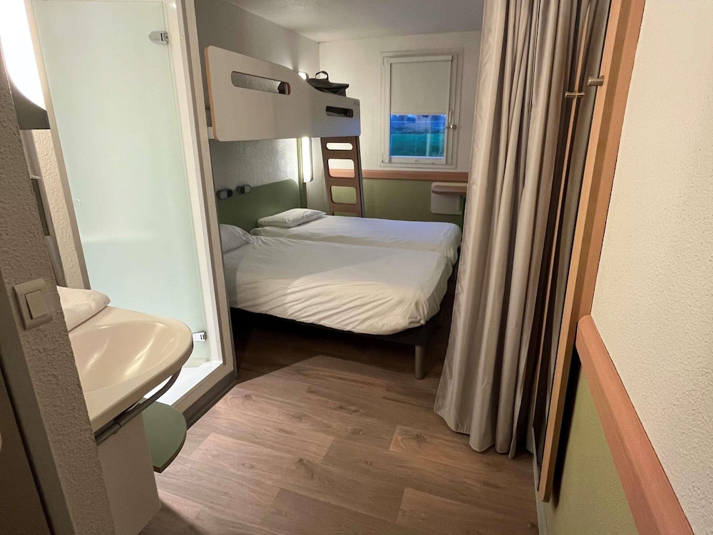 TRIPLE - Habitación con 3 camas individuales del hotel Ibis Budget Rennes Route De Saint Malo. Foto 2