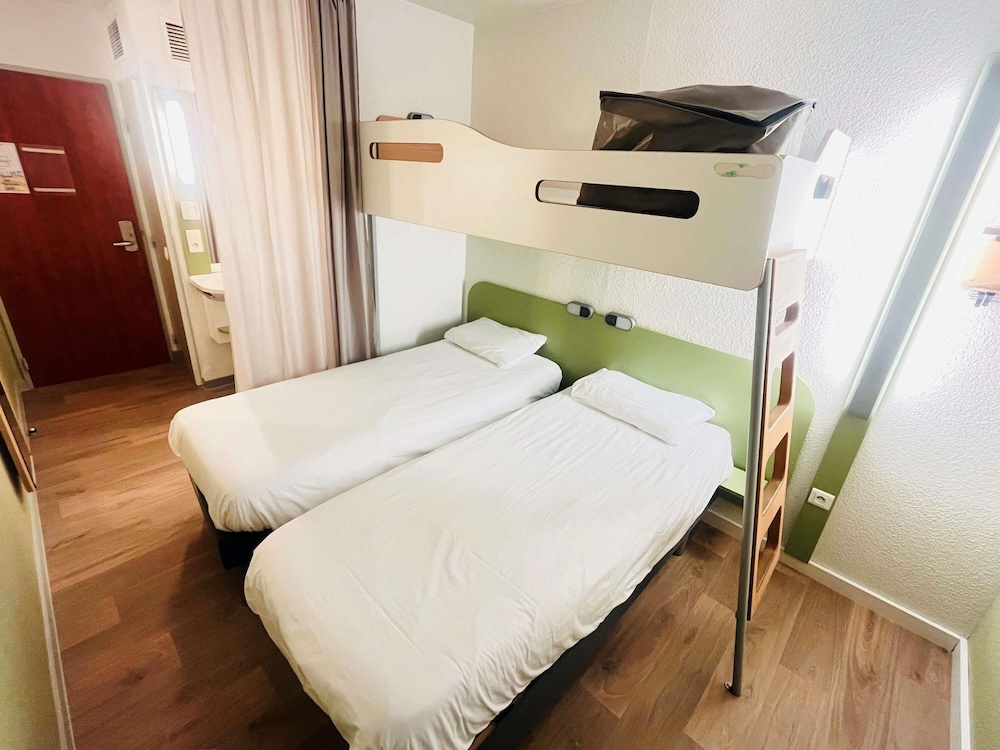 TRIPLE - Habitación con 3 camas individuales del hotel Ibis Budget Rennes Route De Saint Malo. Foto 3