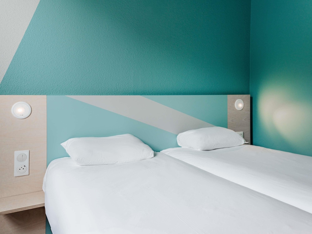 TWIN - Habitación con dos camas individuales del hotel Ibis Budget Rennes Route De Saint Malo. Foto 5