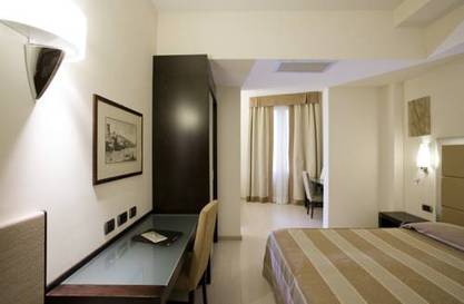 Habitación Triple Clásica del hotel FH55 Grand Hotel Mediterraneo