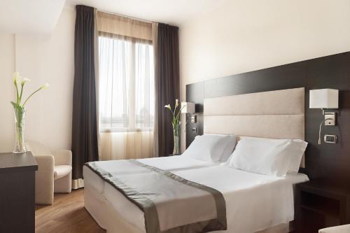 Habitación Doble Clásica - 1 o 2 camas del hotel FH55 Grand Hotel Mediterraneo. Foto 4