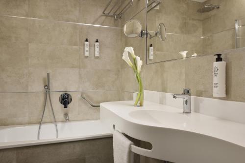 Habitación Doble Superior - 1 o 2 camas del hotel FH55 Grand Hotel Mediterraneo. Foto 6