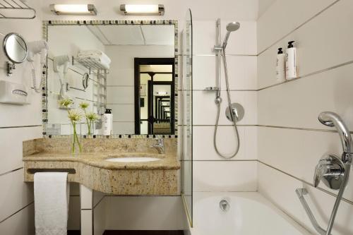 Habitación Doble Deluxe con balcón y vistas del hotel FH55 Grand Hotel Mediterraneo. Foto 3