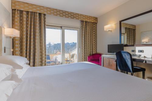 Habitación Doble Deluxe con balcón y vistas del hotel FH55 Grand Hotel Mediterraneo. Foto 4