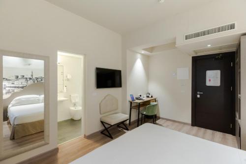 Habitación Triple Clásica del hotel FH55 Grand Hotel Mediterraneo. Foto 2