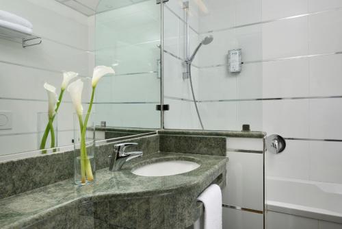 Habitación Triple Superior del hotel FH55 Grand Hotel Mediterraneo. Foto 3