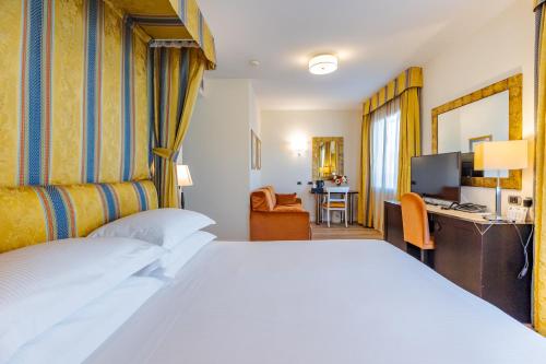 Suite Junior con vistas a la ciudad del hotel FH55 Grand Hotel Mediterraneo. Foto 1