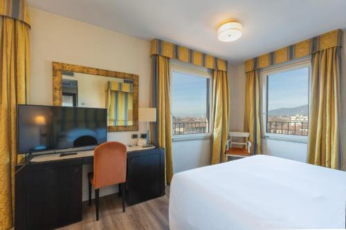 Suite Junior con vistas a la ciudad del hotel FH55 Grand Hotel Mediterraneo. Foto 3