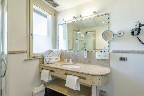 Suite Junior con vistas a la ciudad del hotel FH55 Grand Hotel Mediterraneo. Foto 4