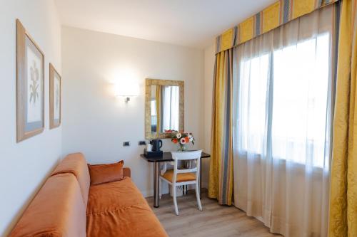 Suite Junior con vistas a la ciudad del hotel FH55 Grand Hotel Mediterraneo. Foto 5