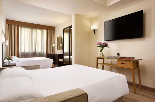 Habitación Cuádruple Clásica del hotel FH55 Grand Hotel Mediterraneo. Foto 1