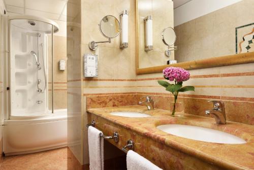 Habitación Cuádruple Clásica del hotel FH55 Grand Hotel Mediterraneo. Foto 2