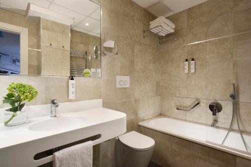 Habitación Familiar Superior del hotel FH55 Grand Hotel Mediterraneo. Foto 1