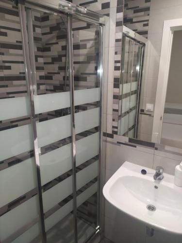 Habitación Cuádruple con baño privado del hotel Azahar. Foto 2