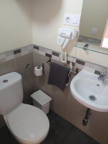 Habitación Doble con baño privado del hotel Azahar. Foto 6
