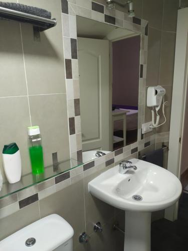 Habitación Doble con baño privado del hotel Azahar. Foto 7