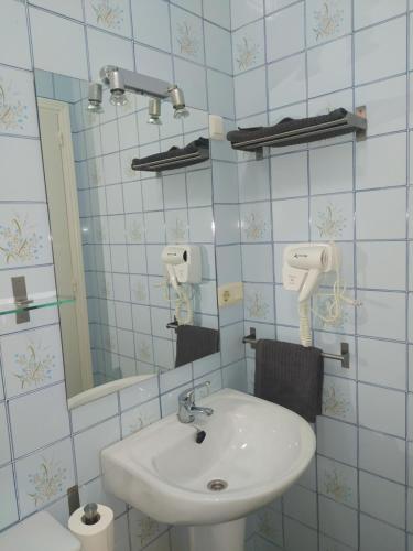 Habitación Doble con baño privado del hotel Azahar. Foto 8