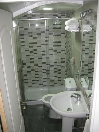 Habitación Doble con baño privado del hotel Azahar. Foto 18
