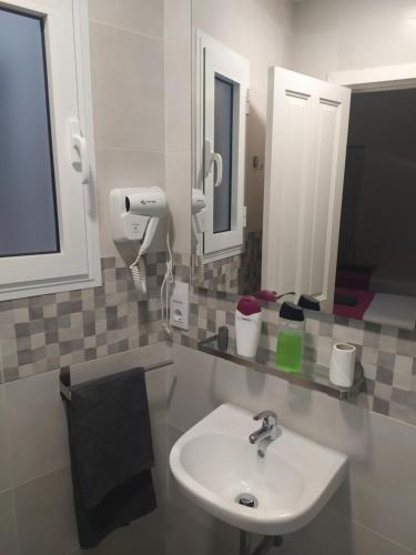 Habitación Doble con baño privado - 2 camas del hotel Azahar. Foto 11