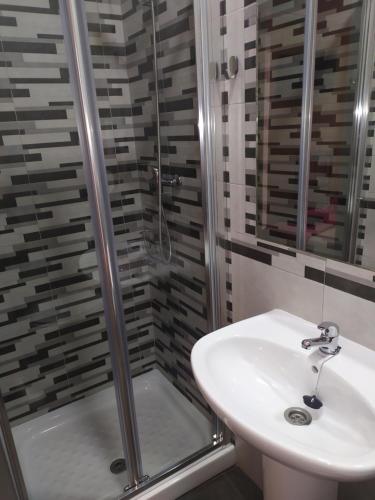 Habitación Doble con baño privado - 2 camas del hotel Azahar. Foto 12