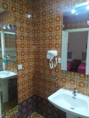 Habitación Triple con baño privado del hotel Azahar