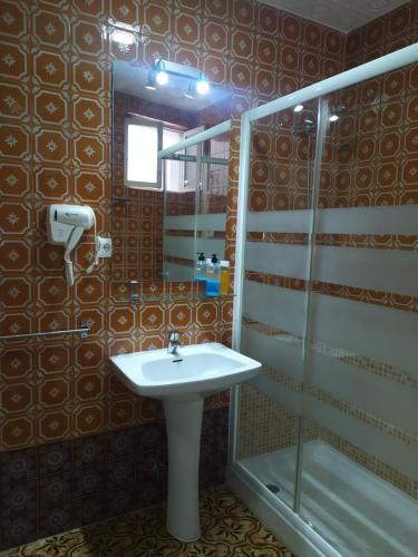 Habitación Triple con baño privado del hotel Azahar. Foto 6