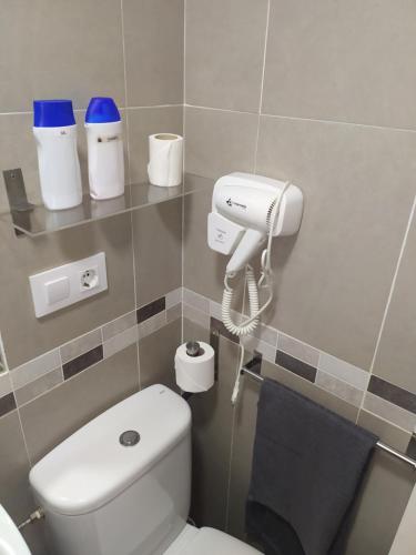 Habitación Triple con baño privado del hotel Azahar. Foto 7
