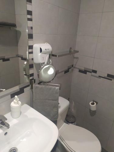 Habitación Cuádruple con baño privado del hotel Azahar. Foto 1