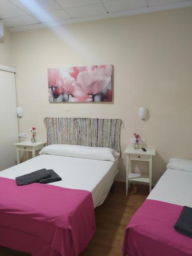 Habitación Familiar con baño privado del hotel Azahar. Foto 1