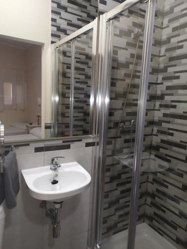 Habitación Familiar con baño privado del hotel Azahar. Foto 5