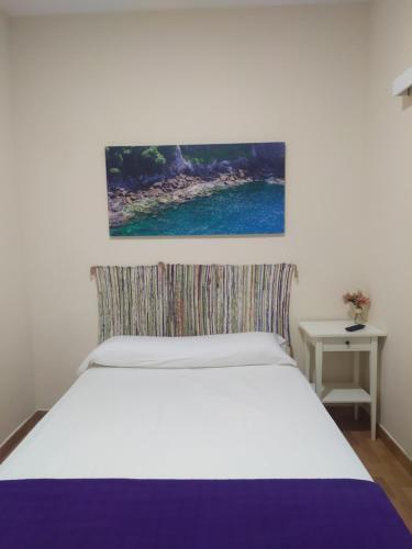 Habitación con cama grande del hotel Azahar. Foto 2