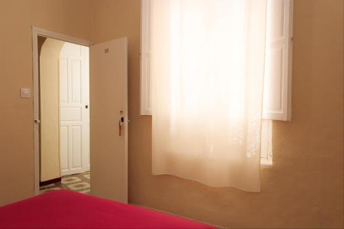 Habitación con cama grande del hotel Azahar