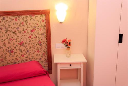 Habitación con cama grande del hotel Azahar. Foto 2