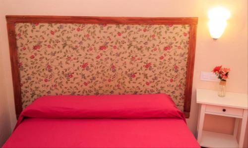 Habitación con cama grande del hotel Azahar. Foto 3