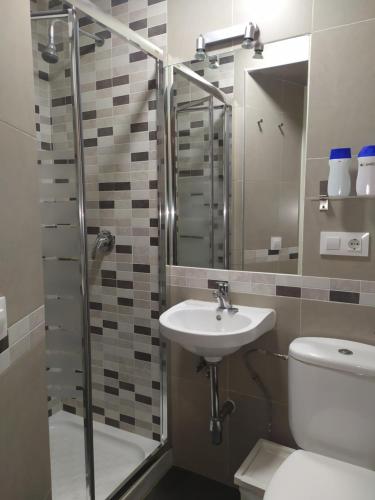 Habitación Triple con baño privado del hotel Azahar. Foto 7