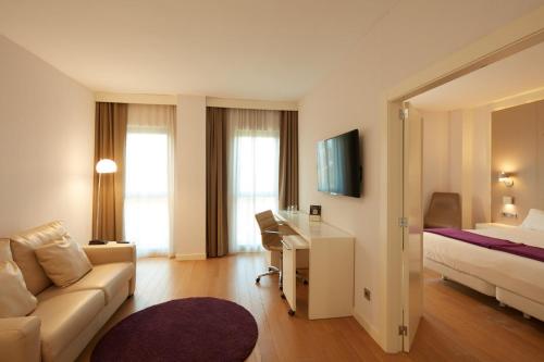 Suite Junior del hotel Sercotel Amistad Murcia. Foto 8