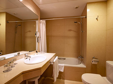 Habitación triple del hotel B&B Logroño Las Cañas