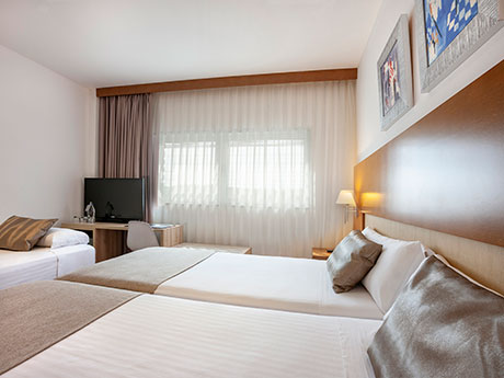 Habitación triple del hotel B&B Logroño Las Cañas. Foto 2