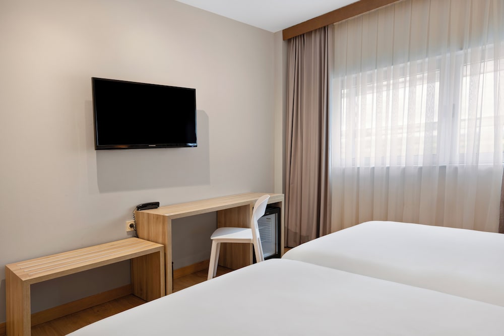 Habitación con 2 camas individuales del hotel B&B Logroño Las Cañas. Foto 1