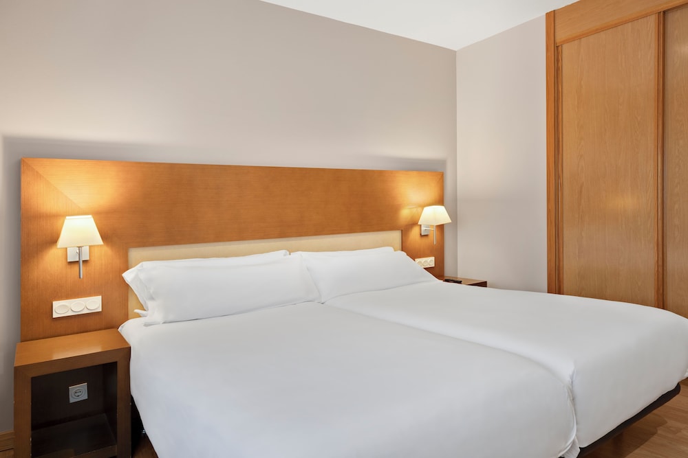 Habitación con 2 camas individuales del hotel B&B Logroño Las Cañas. Foto 2