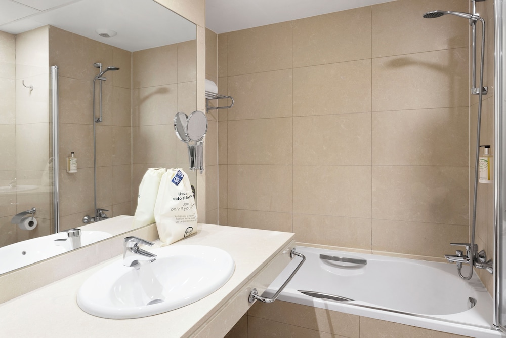 Habitación con 2 camas individuales del hotel B&B Logroño Las Cañas. Foto 3