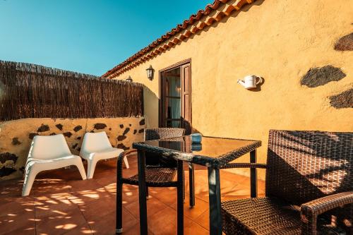 Habitación Doble con balcón y vistas al mar del hotel La Correa del Almendro. Foto 5