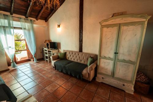 Habitación Doble con balcón y vistas al mar del hotel La Correa del Almendro. Foto 1